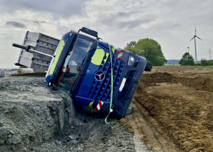 Umgekippter Lkw auf Deponie Kolenfeld Umgekippter Lkw auf Deponie Kolenfeld