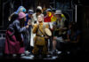 theater für niedersachsen: »er ist wieder da«, im bild: guido kleineidam (adolf hitler), ensemble