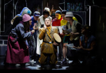 theater für niedersachsen: »Er ist wieder da«, im Bild: Guido Kleineidam (Adolf Hitler), Ensemble