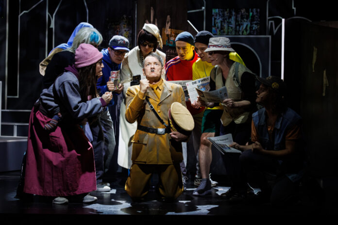 theater für niedersachsen: »Er ist wieder da«, im Bild: Guido Kleineidam (Adolf Hitler), Ensemble
