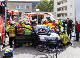 traumatag in langenhagen: feuerwehr und johanniter proben gemeinsam den ernstfall beim "traumatag" in langenhagen üben ausbildende zum notfallsanitäter und mitglieder der ortsfeuerwehr langenhagen die zusammenarbeit.