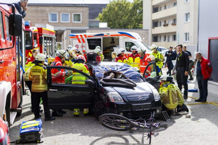Beim "Traumatag" in Langenhagen üben Ausbildende zum Notfallsanitäter und Mitglieder der Ortsfeuerwehr Langenhagen die Zusammenarbeit.