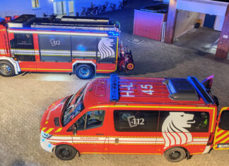 zwei neue fahrzeuge für die ortsfeuerwehr langenhagen ankunft von zwei neuen fahrzeugen bei der ortsfeuerwehr langenhagen