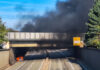 pkw-brand an der flughafenstraße/b522: straße gesperrt, züge gestoppt pkw brennt in der trogstrecke / b522.