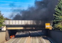 Pkw-Brand an der Flughafenstraße/B522: Straße gesperrt, Züge gestoppt PKW brennt in der Trogstrecke / B522.