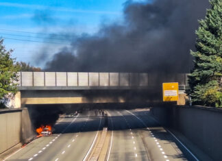 pkw-brand an der flughafenstraße/b522: straße gesperrt, züge gestoppt pkw brennt in der trogstrecke / b522.