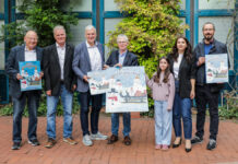 Vorstellung des Siegerbildes des diesjährigen Lions-Adventskalenders.(vo.li.): Hans-Gerhard Knieß, Frank Baumgarten, Mirko Heuer, Wilhelm Hicking, Medeea Gombos (Künstlerin) mit Eltern Anca und Radu Gombos.