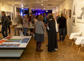 „Was sichtbar wird“: Sechs Kunstschaffende stellen in der GlowArt Gallery aus "Was sichtbar wird."- Über 100 Gäste zum Auftakt in der GlowArt Gallery.