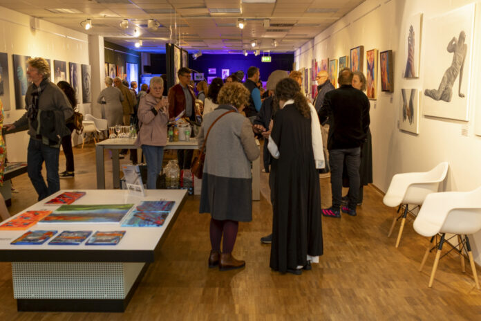 "Was sichtbar wird."- Über 100 Gäste zum Auftakt in der GlowArt Gallery.