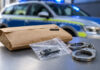 symbolbild: polizei / polizeiwagen / beweismittel / handschellen. - ki-generiert