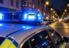 das ki-generierte symbolbild zeigt einen nächtlichen polizeieinsatz mit blaulicht im querformat – ohne menschen und gesichter. es stellt keinen konkreten tatort dar.