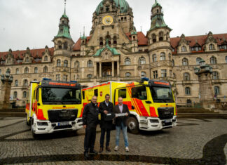 Zwei neue Intensivtransportwagen bei der Feuerwehr Hannover im Dienst Schlüsselübergabe der neuen Intensivtransportwagen.
