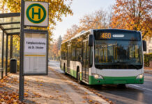 Symbolbild: Bus / Bushaltestelle / Fahrplan - ki-generiert