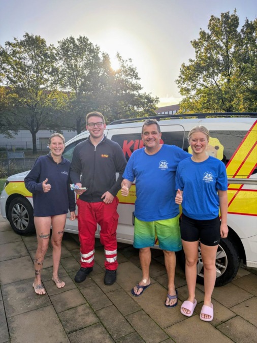 25-stunden-schwimmen in langenhagen bringt 4.000 euro für den asb übergabe von 500 euro, die bürgerinnen und bürger auf langeoog eigenständig gesammelt hatten.