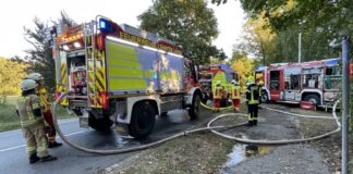 Tanklöschfahrzeuge werden mit Wasser betankt