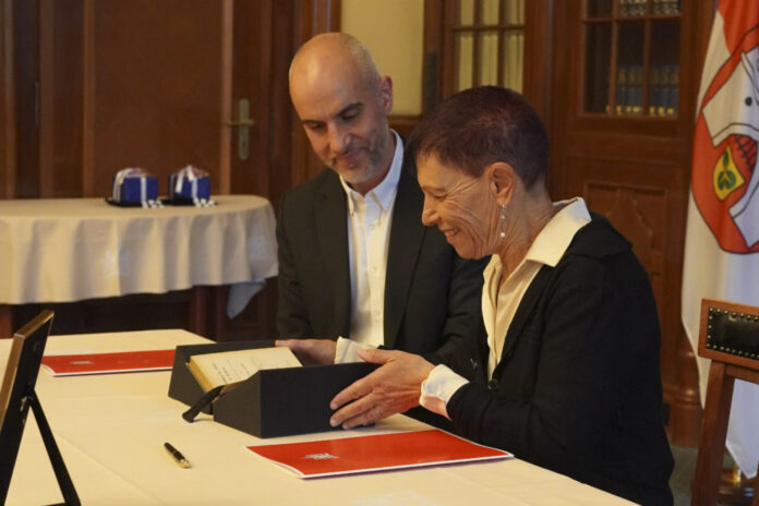 Stadtbibliothek Hannover gibt NS-Raubgut an Erbin zurück – Buch von Else Kreuzer an Enkelin restituiert Stadtbibliothek Hannover gibt NS-Raubgut an Erbin zurück – Buch von Else Kreuzer an Enkelin restituiert