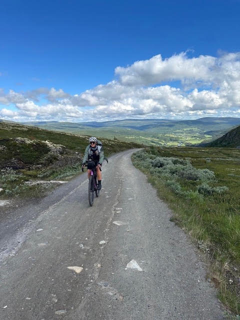 eva maria soika ist per rad unterwegs durch die weiten der norwegischen landschaft.