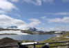 unter norwegens mitternachtssonne: eva-maria soika berichtet von ihrer radtour beeindruckt am norwegischen gletscher und dem gletschersee. beeindruckend ist aber auch die qualität des weges, unten im bild.
