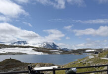 Beeindruckt am norwegischen Gletscher und dem Gletschersee. Beeindruckend ist aber auch die Qualität des Weges, unten im Bild.