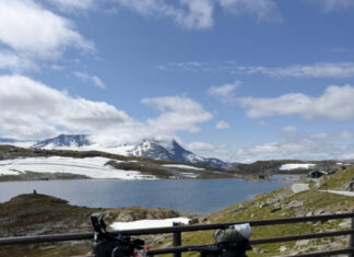unter norwegens mitternachtssonne: eva-maria soika berichtet von ihrer radtour beeindruckt am norwegischen gletscher und dem gletschersee. beeindruckend ist aber auch die qualität des weges, unten im bild.