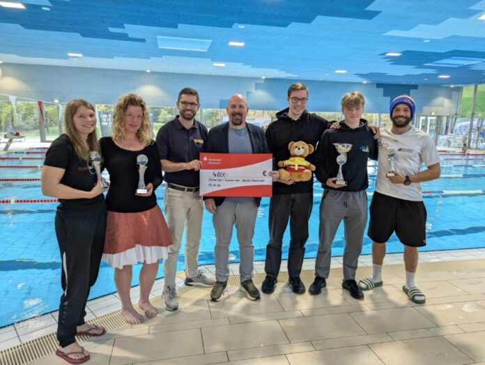 Feierliche Scheckübergabe Feierliche Scheckübergabe an den ASB sowie die Siegerinnen und Sieger der Kategorien in der Wasserwelt Langenhagen. (vo.li.): Jana Klinger, Frauke Gellersen, Florian Soot (GF ASB), Markus Tippelt (GF WWL), 2x Wassersportfreunde 98 Hannover, Teodor Bogdanov.