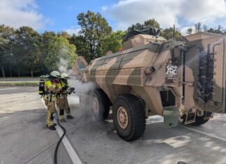 rauch an bundeswehrpanzer: feuerwehreinsatz auf der a352 rauch an bundeswehrpanzer: feuerwehreinsatz auf der a352