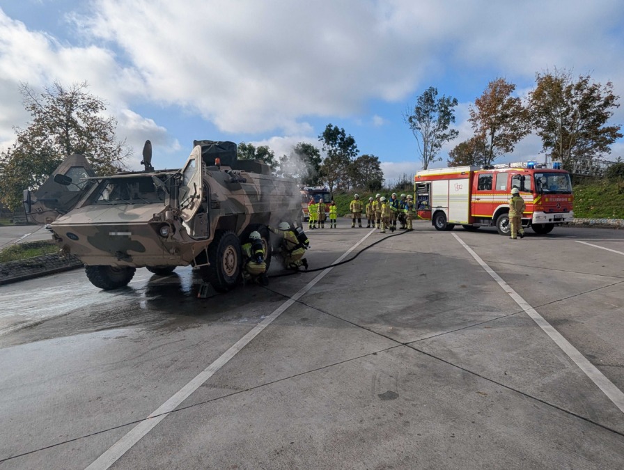 rauch an bundeswehrpanzer: feuerwehreinsatz auf der a352.