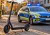e-scooter vor einem polizeifahrzeug. ki-generiertes symbolbild.