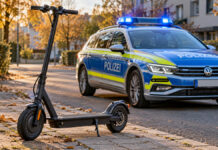 E-Scooter vor einem Polizeifahrzeug. KI-generiertes Symbolbild.