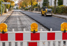 Symbolbild: Straßenbauarbeiten / Straßenwalze / Fahrbahnsanierung - ki-generiert