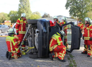 ausbildungsveranstaltung der stadtfeuerwehr garbsen zum thema technische hilfeleistung